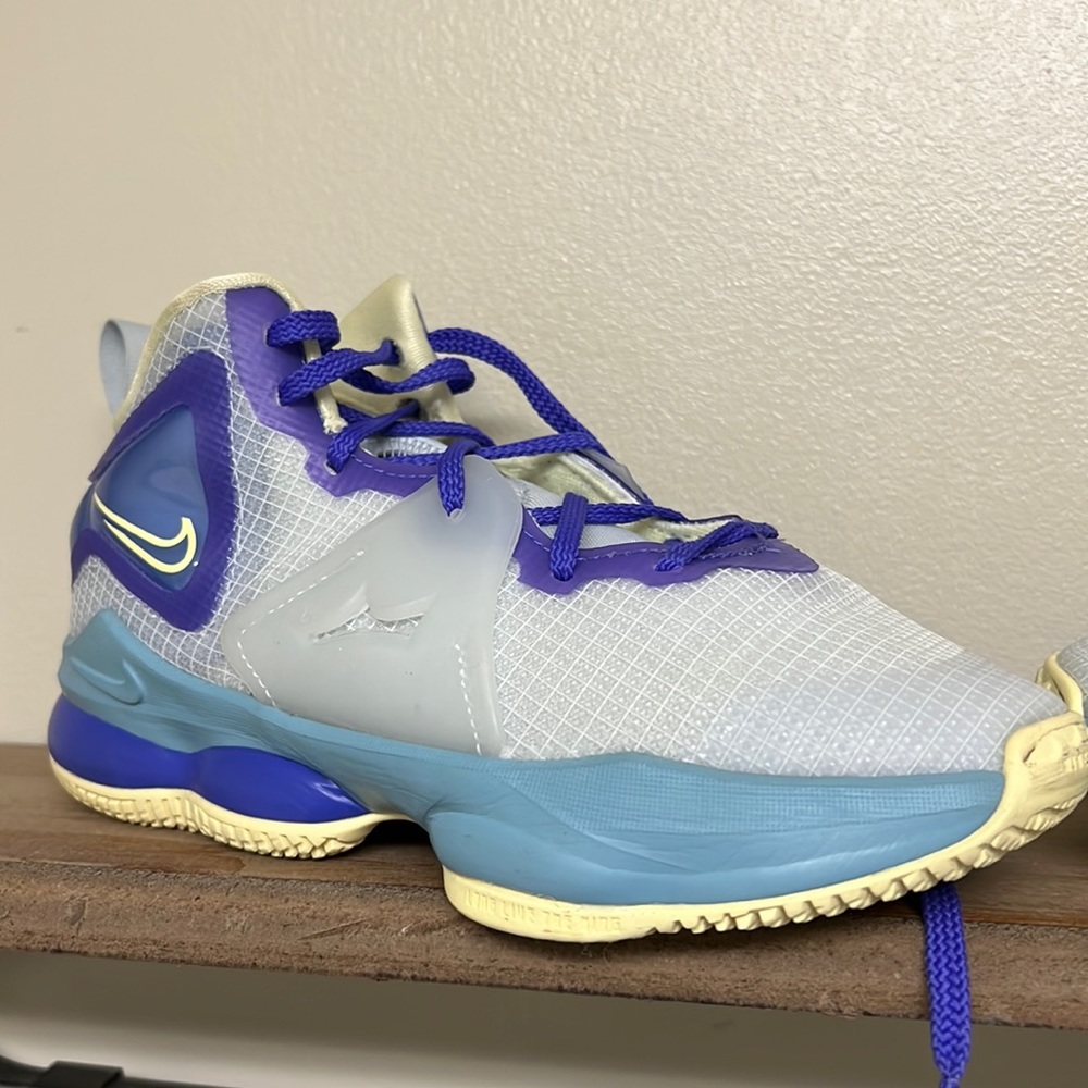 Girls Nike LeBron basketball shoes - excellent condition size 2.5 Youth
